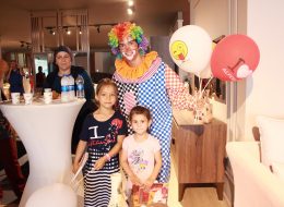 Açılış Organizasyonu Nasıl Yapılır acilis organizasyonu nasil yapilir 12 İzmir Organizasyon 'Açılış organizasyonu nasıl yapılır' sorusuna cevap bulmak ve profesyonel hizmet almak için İzmir Organizasyon firmamız yanı başınızda. 15 yılı aşkın deneyimiyle birçok organizasyona imza atan İzmir Organizasyon organizasyonunuza ilgiyi artırmak ve hedef kitlenize yönelik hizmet vermek için çalışıyor. İzmir, Ege Bölgesi ve Türkiye'nin dört bir noktasında yanınızdayız. Yeni açılacak bir mağazanız için farklı bir etkinlik düşünüyor olabilirsiniz ya da yeni açılan okulunuzun adını geniş bir kitleye duyurmak. İster mağaza, dükkan açıyor olun, isterseniz de dernek, AVM veya okul. Hepsinin amacı, adınızı hedef kitlenize duyurmak ve işletmenizi hedef kitlenize tanıtmak. Açılış organizasyonu da, bu amaçlar için gerçekleştirilen çeşitli etkinlikler ve aktiviteler bütünü. Yeni açılacak olan firmalar artık açılış organizasyonlarını akrnavala dönüştürüyorlar. Dahası, artık açılış organizasyonu düzenlemek , firmalar için bir lüks değil gereklilik olmuş durumda. Peki açılış organizasyonu nasıl yapılır, nasıl planlanır ve organize edilir? Yazının devamını okuyarak açılış organizasyonu ile ilgili ayrıntılı bilgi alabilirsiniz. Baskılı Balon Dağıtımı ve Palyaço Kiralama İzmir Açılış Organizasyonu