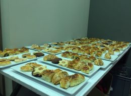 Afyonkarahisar Çetmen Açılış Organizasyonu afyonkarahisar cetmen acilis organizasyonu 1 İzmir Organizasyon Afyonkarahisar Çetmen açılış organizasyonu ile kokteylli açılış organizasyonumuza İzmir Organizasyon firması olarak bir yenisini daha ekledik. Farklı şehirlerde açılış organizasyonunu gerçekleştirdiğimiz Çetmen mağazasının Afyonkarahisar'da ki açılış organizasyonunu da İzmir Organizasyon firmamız gerçekleştirdi. Açılış organizasyonu alanında yıllardır profesyonel hizmet veren İzmir Organizasyon, Afyonkarahisar Çetmen açılış organizasyonu için bir kez daha yolları aştı ve keyifli bir organizasyona imza attı. Afyonkarahisar Çetmen açılış organizasyonu için İzmir Organizasyon firmamıza ulaşan yetkili ile daha öncede yapmış olduğumuz çalışmalardan yola çıkarak neler yapılabileceğini detaylı olarak görüştük. Farklı şehirlerde gerçekleştirmiş olduğumuz Çetmen mağazalarının açılış organizasyonundan görsel bir sunum hazırladık ve hedef kitleye yönelik çalışmalar yapmayı planladık. Afyonkarahisar Çetmen açılış organizasyonu dikkat çekici olmalı ve yaptığımız tüm organizasyonlar gibi ses getirmeliydi. Tüm ihtiyaçları belirledikten ve organizasyona dair detaylara karar verdikten sonra organizasyon gününü beklemeye başladık. Bu süre zarfında da Afyonkarahisar Çetmen açılış organizasyonunda görevlendirilecek ekibimizi belirledik ve ekipmanlarımızın kontrollerini yaptık. Catering Ekipmanları Kiralama Kokteylli Açılış Organizasyonu