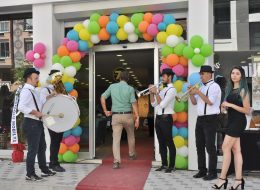 Afyonkarahisar Çetmen Açılış Organizasyonu afyonkarahisar cetmen acilis organizasyonu 11 İzmir Organizasyon Afyonkarahisar Çetmen açılış organizasyonu ile kokteylli açılış organizasyonumuza İzmir Organizasyon firması olarak bir yenisini daha ekledik. Farklı şehirlerde açılış organizasyonunu gerçekleştirdiğimiz Çetmen mağazasının Afyonkarahisar'da ki açılış organizasyonunu da İzmir Organizasyon firmamız gerçekleştirdi. Açılış organizasyonu alanında yıllardır profesyonel hizmet veren İzmir Organizasyon, Afyonkarahisar Çetmen açılış organizasyonu için bir kez daha yolları aştı ve keyifli bir organizasyona imza attı. Afyonkarahisar Çetmen açılış organizasyonu için İzmir Organizasyon firmamıza ulaşan yetkili ile daha öncede yapmış olduğumuz çalışmalardan yola çıkarak neler yapılabileceğini detaylı olarak görüştük. Farklı şehirlerde gerçekleştirmiş olduğumuz Çetmen mağazalarının açılış organizasyonundan görsel bir sunum hazırladık ve hedef kitleye yönelik çalışmalar yapmayı planladık. Afyonkarahisar Çetmen açılış organizasyonu dikkat çekici olmalı ve yaptığımız tüm organizasyonlar gibi ses getirmeliydi. Tüm ihtiyaçları belirledikten ve organizasyona dair detaylara karar verdikten sonra organizasyon gününü beklemeye başladık. Bu süre zarfında da Afyonkarahisar Çetmen açılış organizasyonunda görevlendirilecek ekibimizi belirledik ve ekipmanlarımızın kontrollerini yaptık. Balon Süsleme ve Bando Takımı Kiralama Afyonkarahisar