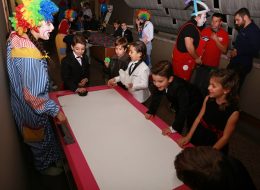 Air Hockey ( Hava Hokeyi ) air hockey 7 İzmir Organizasyon Air hockey, 2 kişi oynanan bir mekanik oyuncaktır. Mekanizmanın içindeki hava topun hareketini sağlar. Hava hokeyi olarak da bilinir. Her bir oyuncu ayrı tokmaklar kullanır. Tokmaklar açı oluşturacak şekilde tutulamaz. 180 derecelik açı ile zemine paralel olmalıdır. Oyuncu orta çizgiyi geçemez. Her atış sonrası oyuncuların yerleri değiştirilir. Hem spor turnuvaları olarak hem de eğlenceli olması açısından keyifli bir oyun olan hava hokeyi kiralama hizmetini ‘İzmir Organizasyon’ olarak siz değerli müşterilerimiz için sağlıyoruz. Adrese tesliminden kurulumuna kadar tüm aşamalarında profesyonel ‘İzmir Organizasyon’ ekibi yanınızda olacak, kurulum sonrası oyunun başında bir sivil animatörümüz de sizlerle kalacaktır. 15 yılı aşkın sektör tecrübesiyle ‘İzmir Organizasyon’ olarak her geçen gün gelişen ve büyüyen ekibimizle, oyun kiralama hizmetleri için sizlerleyiz. Siz değerli müşterilerimizin isteklerini önemsiyor ve geliştiriyoruz. Birinci sınıf kalite ekipmanlarımız, her alanda profesyonel eğitime tabi tutulan ekip üyelerimiz ve yeniliğe açık bir ekip ruhuyla, organizasyon sektörüne farklılıklar katmaya devam ediyoruz. Air Hokey Kiralama İzmir