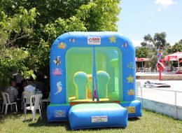 Akvaryum Zıpzıp akvaryum zip zip 2 İzmir Organizasyon Akvaryum zıp zıp şişme oyun parkurlarımızdan biri olup çocukların eğlenceli dakikalar geçirmesi için özel olarak tasarlanmıştır. Dört tarafı şeffaf tenteler ile kapatılmıştır. Bu şekilde çocukların oynaması için güvenli bir oyun parkurudur. Üzerindeki deniz canlılarına sahip figürlerle de akvaryum görüntüsü yaratılmıştır. İç tarafında, çocuklar zıplayarak keyifli oyunlar oynarlar. Akvaryum zıp zıp; organizasyonunuz sırasında misafirlerinizin çocuklarının eğlenebilmesi için kurulan şişme oyun parkurlarındandır. Organizasyonun büyüklüğü fark etmeksizin, çok çeşitli organizasyonlarda kullanılabilmektedir. Zıp Zıp şişme oyun parkurunda çocuklarınız dilediğince oynayıp zıplayabilmektedir. Akvaryum zıp zıp ve tüm şişme oyun parkurları kaliteli malzemelerden üretilmiştir ve çocuklarınız için güvenlidir. İzmir Organizasyon müşteri hizmetlerine ulaşarak ya da sismeoyuncak.com adresimizi ziyaret ederek akvaryum zıp zıp ve tüm şişme oyun parkurları hakkında detaylı bilgi alabilirsiniz. Akvaryum Zıp Zıp Oyun Parkuru Kiralama İzmir