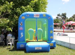 Akvaryum Zıpzıp akvaryum zip zip 3 İzmir Organizasyon Akvaryum zıp zıp şişme oyun parkurlarımızdan biri olup çocukların eğlenceli dakikalar geçirmesi için özel olarak tasarlanmıştır. Dört tarafı şeffaf tenteler ile kapatılmıştır. Bu şekilde çocukların oynaması için güvenli bir oyun parkurudur. Üzerindeki deniz canlılarına sahip figürlerle de akvaryum görüntüsü yaratılmıştır. İç tarafında, çocuklar zıplayarak keyifli oyunlar oynarlar. Akvaryum zıp zıp; organizasyonunuz sırasında misafirlerinizin çocuklarının eğlenebilmesi için kurulan şişme oyun parkurlarındandır. Organizasyonun büyüklüğü fark etmeksizin, çok çeşitli organizasyonlarda kullanılabilmektedir. Zıp Zıp şişme oyun parkurunda çocuklarınız dilediğince oynayıp zıplayabilmektedir. Akvaryum zıp zıp ve tüm şişme oyun parkurları kaliteli malzemelerden üretilmiştir ve çocuklarınız için güvenlidir. İzmir Organizasyon müşteri hizmetlerine ulaşarak ya da sismeoyuncak.com adresimizi ziyaret ederek akvaryum zıp zıp ve tüm şişme oyun parkurları hakkında detaylı bilgi alabilirsiniz. Şişme Zıp Zıp Kiralama İzmir