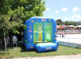 Akvaryum Zıpzıp akvaryum zip zip 4 İzmir Organizasyon Akvaryum zıp zıp şişme oyun parkurlarımızdan biri olup çocukların eğlenceli dakikalar geçirmesi için özel olarak tasarlanmıştır. Dört tarafı şeffaf tenteler ile kapatılmıştır. Bu şekilde çocukların oynaması için güvenli bir oyun parkurudur. Üzerindeki deniz canlılarına sahip figürlerle de akvaryum görüntüsü yaratılmıştır. İç tarafında, çocuklar zıplayarak keyifli oyunlar oynarlar. Akvaryum zıp zıp; organizasyonunuz sırasında misafirlerinizin çocuklarının eğlenebilmesi için kurulan şişme oyun parkurlarındandır. Organizasyonun büyüklüğü fark etmeksizin, çok çeşitli organizasyonlarda kullanılabilmektedir. Zıp Zıp şişme oyun parkurunda çocuklarınız dilediğince oynayıp zıplayabilmektedir. Akvaryum zıp zıp ve tüm şişme oyun parkurları kaliteli malzemelerden üretilmiştir ve çocuklarınız için güvenlidir. İzmir Organizasyon müşteri hizmetlerine ulaşarak ya da sismeoyuncak.com adresimizi ziyaret ederek akvaryum zıp zıp ve tüm şişme oyun parkurları hakkında detaylı bilgi alabilirsiniz. Doğum Günü Organizasyonu Akvaryum Zıp Zıp Kiralama İzmir