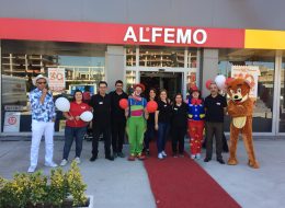 Alfemo Mobilya Açılış Organizasyonu Benzeri Kurumsal Firma Organizasyonu Ankara alfemo mobilya acilis organizasyonu benzeri kurumsal firma organizasyonu ankara 2 İzmir Organizasyon Alfemo Mobilya açılış organizasyonu benzeri kurumsal firma organizasyonu Ankara etkinliğiyle İzmir Organizasyon yolları aşarak Ankara'da, 3 farklı noktada unutulmayacak bir güne imza attı. Açılış organizasyonu, kurumsal organizasyonlar, piknik organizasyonu ve organizasyon alanında 15 yılı aşkın süredir İzmir, Ege Bölgesi ve Türkiye'nin dört bir noktasında İzmir Organizasyon firmamız profesyonel hizmet vermektedir. Uzun yıllardır organizasyonlarını üstlendiğimiz Alfemo Mobilya ile bu kez de açılış organizasyonu benzeri kurumsal firma organizasyonu gerçekleştirmek üzere Ankara'daydık. Alfemo Mobilya açılış organizasyonu benzeri kurumsal firma organizasyonu Ankara etkinliği için İzmir Organizasyon şirketimize ulaşan yetkiliyle organizasyonda yer vereceğimiz hizmetleri detaylandırdık. Neler yapabileceğimizi daha önceki açılış organizasyonlarımızdan yola çıkarak planladık. Kurumsal Firma Organizasyonları Animasyon Ekibi Kiralama Ankara