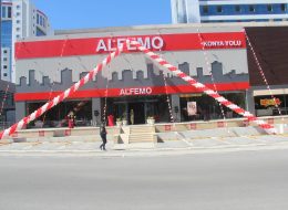 Alfemo Mobilya Açılış Organizasyonu Benzeri Kurumsal Firma Organizasyonu Ankara alfemo mobilya acilis organizasyonu benzeri kurumsal firma organizasyonu ankara İzmir Organizasyon Alfemo Mobilya açılış organizasyonu benzeri kurumsal firma organizasyonu Ankara etkinliğiyle İzmir Organizasyon yolları aşarak Ankara'da, 3 farklı noktada unutulmayacak bir güne imza attı. Açılış organizasyonu, kurumsal organizasyonlar, piknik organizasyonu ve organizasyon alanında 15 yılı aşkın süredir İzmir, Ege Bölgesi ve Türkiye'nin dört bir noktasında İzmir Organizasyon firmamız profesyonel hizmet vermektedir. Uzun yıllardır organizasyonlarını üstlendiğimiz Alfemo Mobilya ile bu kez de açılış organizasyonu benzeri kurumsal firma organizasyonu gerçekleştirmek üzere Ankara'daydık. Alfemo Mobilya açılış organizasyonu benzeri kurumsal firma organizasyonu Ankara etkinliği için İzmir Organizasyon şirketimize ulaşan yetkiliyle organizasyonda yer vereceğimiz hizmetleri detaylandırdık. Neler yapabileceğimizi daha önceki açılış organizasyonlarımızdan yola çıkarak planladık. Zincir Balon Süsleme Kurumsal Mağaza Organizasyonu Ankara