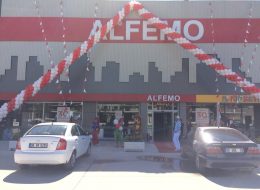 Alfemo Mobilya Açılış Organizasyonu Benzeri Kurumsal Firma Organizasyonu Ankara alfemo mobilya acilis organizasyonu benzeri kurumsal firma organizasyonu ankara 4 İzmir Organizasyon Alfemo Mobilya açılış organizasyonu benzeri kurumsal firma organizasyonu Ankara etkinliğiyle İzmir Organizasyon yolları aşarak Ankara'da, 3 farklı noktada unutulmayacak bir güne imza attı. Açılış organizasyonu, kurumsal organizasyonlar, piknik organizasyonu ve organizasyon alanında 15 yılı aşkın süredir İzmir, Ege Bölgesi ve Türkiye'nin dört bir noktasında İzmir Organizasyon firmamız profesyonel hizmet vermektedir. Uzun yıllardır organizasyonlarını üstlendiğimiz Alfemo Mobilya ile bu kez de açılış organizasyonu benzeri kurumsal firma organizasyonu gerçekleştirmek üzere Ankara'daydık. Alfemo Mobilya açılış organizasyonu benzeri kurumsal firma organizasyonu Ankara etkinliği için İzmir Organizasyon şirketimize ulaşan yetkiliyle organizasyonda yer vereceğimiz hizmetleri detaylandırdık. Neler yapabileceğimizi daha önceki açılış organizasyonlarımızdan yola çıkarak planladık. Çizgi Film Maskotları ve Palyaço ile Kurumsal Firma Organizasyonunda Eğlenceli Anlar