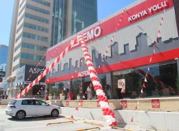 Alfemo Mobilya Açılış Organizasyonu Benzeri Kurumsal Firma Organizasyonu Ankara alfemo mobilya acilis organizasyonu benzeri kurumsal firma organizasyonu ankara 4 İzmir Organizasyon Alfemo Mobilya açılış organizasyonu benzeri kurumsal firma organizasyonu Ankara etkinliğiyle İzmir Organizasyon yolları aşarak Ankara'da, 3 farklı noktada unutulmayacak bir güne imza attı. Açılış organizasyonu, kurumsal organizasyonlar, piknik organizasyonu ve organizasyon alanında 15 yılı aşkın süredir İzmir, Ege Bölgesi ve Türkiye'nin dört bir noktasında İzmir Organizasyon firmamız profesyonel hizmet vermektedir. Uzun yıllardır organizasyonlarını üstlendiğimiz Alfemo Mobilya ile bu kez de açılış organizasyonu benzeri kurumsal firma organizasyonu gerçekleştirmek üzere Ankara'daydık. Alfemo Mobilya açılış organizasyonu benzeri kurumsal firma organizasyonu Ankara etkinliği için İzmir Organizasyon şirketimize ulaşan yetkiliyle organizasyonda yer vereceğimiz hizmetleri detaylandırdık. Neler yapabileceğimizi daha önceki açılış organizasyonlarımızdan yola çıkarak planladık. Balon ve Bayrak Süsleme Ankara