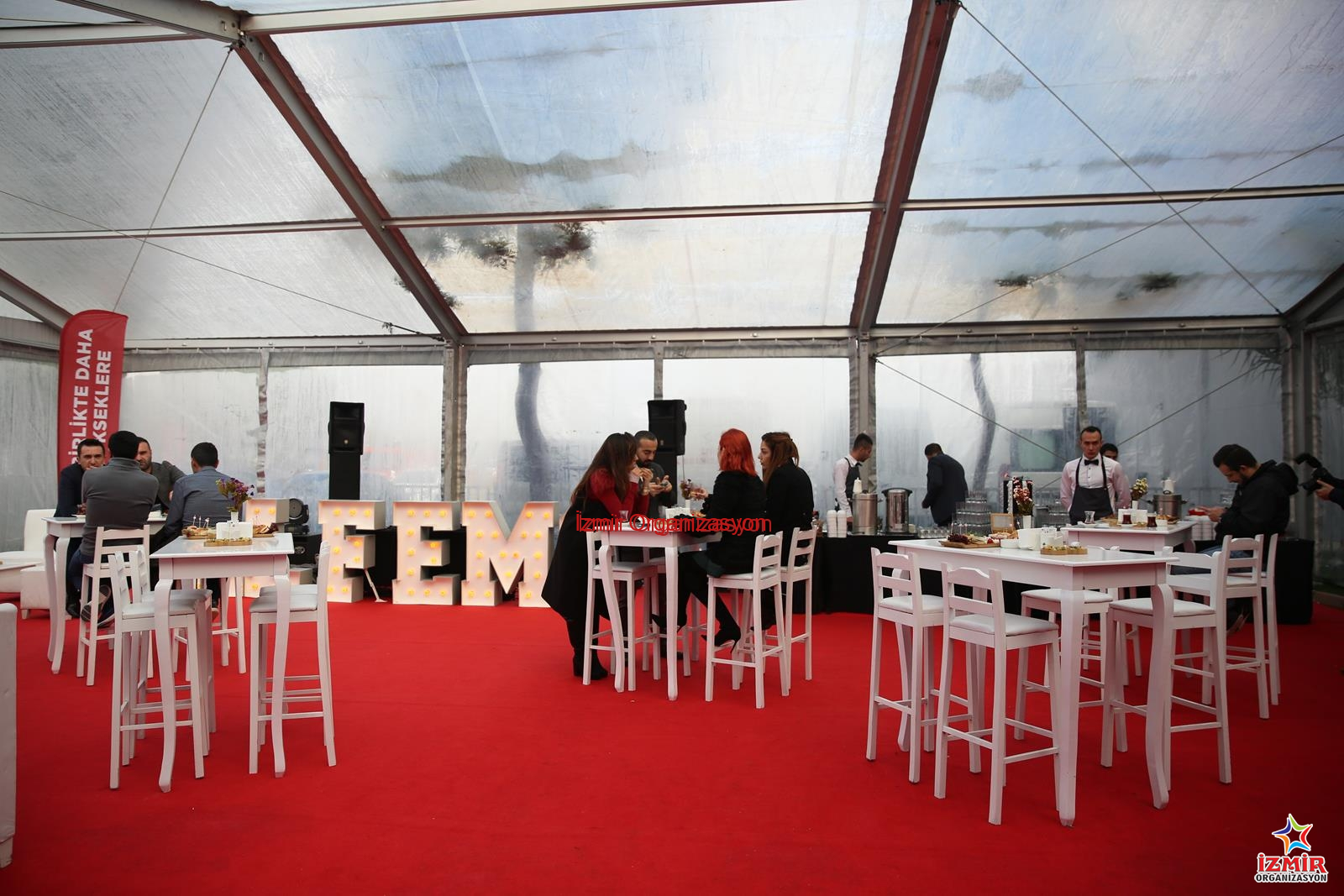 Bar Taburesi Kiralama (Ahşap Bistro Masa Uyumlu) alfemo mobilya bayi toplantisi organizasyonu 16 İzmir Organizasyon Organizasyonlarınızda ayakta durma zorunluluğunu ortadan kaldıran ve davetlilerinize konforlu bir "Lounge" deneyimi sunan Bar Taburesi Kiralama hizmetimizle tanışın. Özellikle kiraladığınız 105 cm yüksekliğindeki ahşap bistro masalarımızla (veya yuvarlak kokteyl masalarıyla) mükemmel uyum sağlayacak şekilde tasarlanmıştır. Ahşap lake iskeletli ve yumuşak oturma yüzeyli modellerimiz, etkinliğinize modern ve prestijli bir hava katar. Ayak dayama yeri sayesinde uzun süreli oturumlarda bile konfor sunar. Fuar stantlarında müşterilerinizi ağırlarken, düğün sonrası "After Party"lerde veya kokteyl davetlerinde şıklığı tamamlayan en önemli detaydır. Masalarla birlikte set olarak kiralayabileceğiniz gibi, tekil olarak da kiralayabilirsiniz. İstiflenebilme durumuna ve adet sayısına göre araç kapasitesi değişebileceğinden, nakliye ve stok durumu için lütfen bizimle iletişime geçiniz. Lake Bistro Masa ve Bar Taburesi Kiralama İzmir