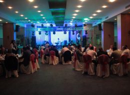 Alfemo Bayi Toplantısı Organizasyonu Çeşme alfemo mobilya bayi toplantısı organizasyonu çeşme izmir organizasyon 01 İzmir Organizasyon Türkiye’nin ve hatta dünyanın önde gelen mobilya mağazalarından olan Alfemo markası için Çeşme’de bayi toplantısı organizasyonu gerçekleştirdik. Türkiye’de bulunan tüm bayiler ve Alfemo üst düzey yöneticileri Çeşme Grand Ontur Hotel’de bir araya geldiler. Çeşitli etkinlikler ve eğlenceli aktiviteler gerçekleştirdiğimiz Alfemo bayi toplantısı organizasyonu Çeşme haberimiz ile ilgili detaylar için yazımızın devamını okuyabilirsiniz. Stand aktiviteleri, tanıtım etkinlikleri, ajans hizmetleri, eğlence aktiviteleri gibi hizmetlerle yer aldığımız Alfemo bayi toplantısında, bayiler için eğlenceli aktiviteler de planladık. Gala gecesi yemeği için çeşitli sahne etkinlikleri gerçekleştirdik. Profesyonel ekibimizle ve kaliteli ekipmanlarımızla hizmet verdiğimiz Çeşme bayi toplantısı organizasyonu, Alfemo yöneticileri ve çalışanları ile birlikte keyifli bir etkinliğe dönüştü. Alfemo Mobilya Bayi Toplantısı Organizasyonu Çeşme İzmir Organizasyon