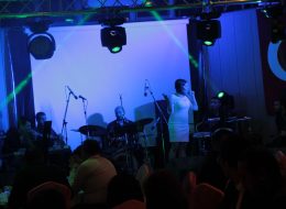 Alfemo Bayi Toplantısı Organizasyonu Çeşme alfemo mobilya bayi toplantısı organizasyonu çeşme izmir organizasyon 02 İzmir Organizasyon Türkiye’nin ve hatta dünyanın önde gelen mobilya mağazalarından olan Alfemo markası için Çeşme’de bayi toplantısı organizasyonu gerçekleştirdik. Türkiye’de bulunan tüm bayiler ve Alfemo üst düzey yöneticileri Çeşme Grand Ontur Hotel’de bir araya geldiler. Çeşitli etkinlikler ve eğlenceli aktiviteler gerçekleştirdiğimiz Alfemo bayi toplantısı organizasyonu Çeşme haberimiz ile ilgili detaylar için yazımızın devamını okuyabilirsiniz. Stand aktiviteleri, tanıtım etkinlikleri, ajans hizmetleri, eğlence aktiviteleri gibi hizmetlerle yer aldığımız Alfemo bayi toplantısında, bayiler için eğlenceli aktiviteler de planladık. Gala gecesi yemeği için çeşitli sahne etkinlikleri gerçekleştirdik. Profesyonel ekibimizle ve kaliteli ekipmanlarımızla hizmet verdiğimiz Çeşme bayi toplantısı organizasyonu, Alfemo yöneticileri ve çalışanları ile birlikte keyifli bir etkinliğe dönüştü. Çeşme Bayi Toplantısı Organizasyonu İzmir Organizasyon