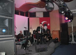 Alfemo Bayi Toplantısı Organizasyonu Çeşme alfemo mobilya bayi toplantısı organizasyonu çeşme izmir organizasyon 03 İzmir Organizasyon Türkiye’nin ve hatta dünyanın önde gelen mobilya mağazalarından olan Alfemo markası için Çeşme’de bayi toplantısı organizasyonu gerçekleştirdik. Türkiye’de bulunan tüm bayiler ve Alfemo üst düzey yöneticileri Çeşme Grand Ontur Hotel’de bir araya geldiler. Çeşitli etkinlikler ve eğlenceli aktiviteler gerçekleştirdiğimiz Alfemo bayi toplantısı organizasyonu Çeşme haberimiz ile ilgili detaylar için yazımızın devamını okuyabilirsiniz. Stand aktiviteleri, tanıtım etkinlikleri, ajans hizmetleri, eğlence aktiviteleri gibi hizmetlerle yer aldığımız Alfemo bayi toplantısında, bayiler için eğlenceli aktiviteler de planladık. Gala gecesi yemeği için çeşitli sahne etkinlikleri gerçekleştirdik. Profesyonel ekibimizle ve kaliteli ekipmanlarımızla hizmet verdiğimiz Çeşme bayi toplantısı organizasyonu, Alfemo yöneticileri ve çalışanları ile birlikte keyifli bir etkinliğe dönüştü. Bayi Toplantı Organizasyonu Müzik Etkinlikleri İzmir Organizasyon