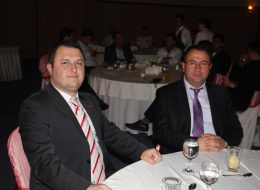 Alfemo Bayi Toplantısı Organizasyonu Çeşme alfemo mobilya bayi toplantısı organizasyonu çeşme izmir organizasyon 04 İzmir Organizasyon Türkiye’nin ve hatta dünyanın önde gelen mobilya mağazalarından olan Alfemo markası için Çeşme’de bayi toplantısı organizasyonu gerçekleştirdik. Türkiye’de bulunan tüm bayiler ve Alfemo üst düzey yöneticileri Çeşme Grand Ontur Hotel’de bir araya geldiler. Çeşitli etkinlikler ve eğlenceli aktiviteler gerçekleştirdiğimiz Alfemo bayi toplantısı organizasyonu Çeşme haberimiz ile ilgili detaylar için yazımızın devamını okuyabilirsiniz. Stand aktiviteleri, tanıtım etkinlikleri, ajans hizmetleri, eğlence aktiviteleri gibi hizmetlerle yer aldığımız Alfemo bayi toplantısında, bayiler için eğlenceli aktiviteler de planladık. Gala gecesi yemeği için çeşitli sahne etkinlikleri gerçekleştirdik. Profesyonel ekibimizle ve kaliteli ekipmanlarımızla hizmet verdiğimiz Çeşme bayi toplantısı organizasyonu, Alfemo yöneticileri ve çalışanları ile birlikte keyifli bir etkinliğe dönüştü. Alfemo Mobilya Etkinlikleri Çeşme İzmir Organizasyon