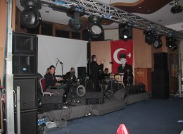 Alfemo Bayi Toplantısı Organizasyonu Çeşme alfemo mobilya bayi toplantısı organizasyonu çeşme izmir organizasyon 05 İzmir Organizasyon Türkiye’nin ve hatta dünyanın önde gelen mobilya mağazalarından olan Alfemo markası için Çeşme’de bayi toplantısı organizasyonu gerçekleştirdik. Türkiye’de bulunan tüm bayiler ve Alfemo üst düzey yöneticileri Çeşme Grand Ontur Hotel’de bir araya geldiler. Çeşitli etkinlikler ve eğlenceli aktiviteler gerçekleştirdiğimiz Alfemo bayi toplantısı organizasyonu Çeşme haberimiz ile ilgili detaylar için yazımızın devamını okuyabilirsiniz. Stand aktiviteleri, tanıtım etkinlikleri, ajans hizmetleri, eğlence aktiviteleri gibi hizmetlerle yer aldığımız Alfemo bayi toplantısında, bayiler için eğlenceli aktiviteler de planladık. Gala gecesi yemeği için çeşitli sahne etkinlikleri gerçekleştirdik. Profesyonel ekibimizle ve kaliteli ekipmanlarımızla hizmet verdiğimiz Çeşme bayi toplantısı organizasyonu, Alfemo yöneticileri ve çalışanları ile birlikte keyifli bir etkinliğe dönüştü. Alfemo Mobilya Gala Gecesi Etkinlikleri İzmir Organizasyon