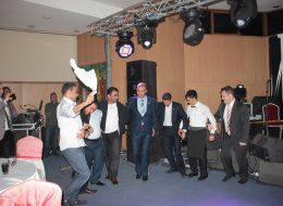 Alfemo Bayi Toplantısı Organizasyonu Çeşme alfemo mobilya bayi toplantısı organizasyonu çeşme izmir organizasyon 06 İzmir Organizasyon Türkiye’nin ve hatta dünyanın önde gelen mobilya mağazalarından olan Alfemo markası için Çeşme’de bayi toplantısı organizasyonu gerçekleştirdik. Türkiye’de bulunan tüm bayiler ve Alfemo üst düzey yöneticileri Çeşme Grand Ontur Hotel’de bir araya geldiler. Çeşitli etkinlikler ve eğlenceli aktiviteler gerçekleştirdiğimiz Alfemo bayi toplantısı organizasyonu Çeşme haberimiz ile ilgili detaylar için yazımızın devamını okuyabilirsiniz. Stand aktiviteleri, tanıtım etkinlikleri, ajans hizmetleri, eğlence aktiviteleri gibi hizmetlerle yer aldığımız Alfemo bayi toplantısında, bayiler için eğlenceli aktiviteler de planladık. Gala gecesi yemeği için çeşitli sahne etkinlikleri gerçekleştirdik. Profesyonel ekibimizle ve kaliteli ekipmanlarımızla hizmet verdiğimiz Çeşme bayi toplantısı organizasyonu, Alfemo yöneticileri ve çalışanları ile birlikte keyifli bir etkinliğe dönüştü. Çeşme Alfemo Bayi Toplantısı Motivasyon Gecesi Etkinlikleri İzmir Organizasyon