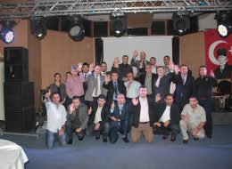 Alfemo Bayi Toplantısı Organizasyonu Çeşme alfemo mobilya bayi toplantısı organizasyonu çeşme izmir organizasyon 07 İzmir Organizasyon Türkiye’nin ve hatta dünyanın önde gelen mobilya mağazalarından olan Alfemo markası için Çeşme’de bayi toplantısı organizasyonu gerçekleştirdik. Türkiye’de bulunan tüm bayiler ve Alfemo üst düzey yöneticileri Çeşme Grand Ontur Hotel’de bir araya geldiler. Çeşitli etkinlikler ve eğlenceli aktiviteler gerçekleştirdiğimiz Alfemo bayi toplantısı organizasyonu Çeşme haberimiz ile ilgili detaylar için yazımızın devamını okuyabilirsiniz. Stand aktiviteleri, tanıtım etkinlikleri, ajans hizmetleri, eğlence aktiviteleri gibi hizmetlerle yer aldığımız Alfemo bayi toplantısında, bayiler için eğlenceli aktiviteler de planladık. Gala gecesi yemeği için çeşitli sahne etkinlikleri gerçekleştirdik. Profesyonel ekibimizle ve kaliteli ekipmanlarımızla hizmet verdiğimiz Çeşme bayi toplantısı organizasyonu, Alfemo yöneticileri ve çalışanları ile birlikte keyifli bir etkinliğe dönüştü. Alfemo Mobilya Çeşme Bayi Toplantı Organizasyonu İzmir Organizasyon