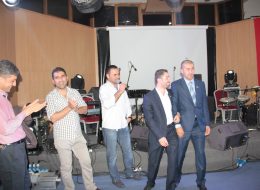 Alfemo Bayi Toplantısı Organizasyonu Çeşme alfemo mobilya bayi toplantısı organizasyonu çeşme izmir organizasyon 08 İzmir Organizasyon Türkiye’nin ve hatta dünyanın önde gelen mobilya mağazalarından olan Alfemo markası için Çeşme’de bayi toplantısı organizasyonu gerçekleştirdik. Türkiye’de bulunan tüm bayiler ve Alfemo üst düzey yöneticileri Çeşme Grand Ontur Hotel’de bir araya geldiler. Çeşitli etkinlikler ve eğlenceli aktiviteler gerçekleştirdiğimiz Alfemo bayi toplantısı organizasyonu Çeşme haberimiz ile ilgili detaylar için yazımızın devamını okuyabilirsiniz. Stand aktiviteleri, tanıtım etkinlikleri, ajans hizmetleri, eğlence aktiviteleri gibi hizmetlerle yer aldığımız Alfemo bayi toplantısında, bayiler için eğlenceli aktiviteler de planladık. Gala gecesi yemeği için çeşitli sahne etkinlikleri gerçekleştirdik. Profesyonel ekibimizle ve kaliteli ekipmanlarımızla hizmet verdiğimiz Çeşme bayi toplantısı organizasyonu, Alfemo yöneticileri ve çalışanları ile birlikte keyifli bir etkinliğe dönüştü. İzmir Bayi Toplantı Organizasyonu İzmir Organizasyon