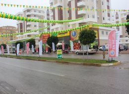 Antalya Kipa Açılış Organizasyonu antalya kipa acilis organizasyonu izmir organizasyon 17 İzmir Organizasyon Antalya’da açılışı yapılacak olan yeni Kipa süpermarket açılış organizasyonu için, reklam ve tanıtım ağırlıklı bir açılış etkinliği düzenledik. Antalya Kipa açılış organizasyonu için İzmir Organizasyon ekibi olarak eğlenceli etkinlikler ve animasyon aktiviteleri planladık. Kipa Balon ve Bayrak Süsleme İzmir Organizasyon