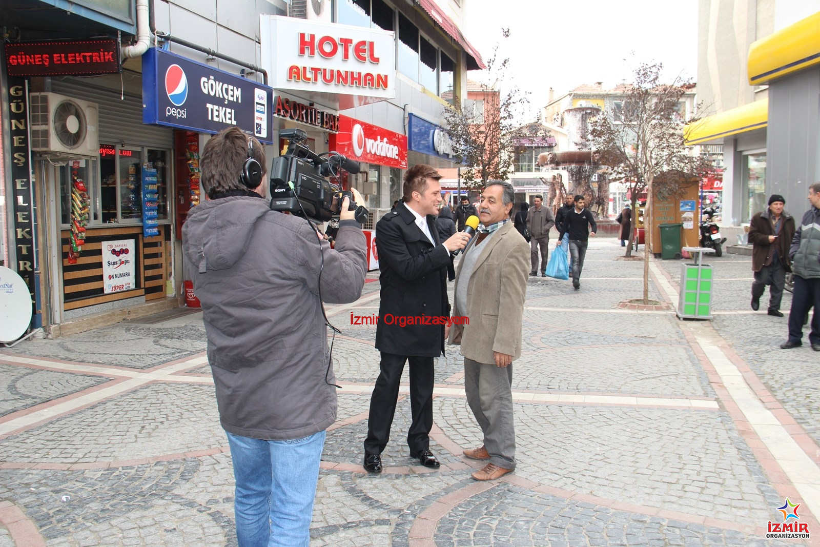 MC ve Sunucu Showman Temini avm etkinlikleri 23 İzmir Organizasyon Etkinliğinizin akışını şansa bırakmayın! Açılış, festival, konser, düğün ve kurumsal organizasyonlarınızda; kusursuz diksiyonu, yüksek sahne enerjisi ve etkileyici hitabetiyle kitleleri yöneten profesyonel MC ve Sunucu hizmeti. Organizasyon içeriğine ve çalışacak olan kişiye göre fiyatlar değişiklik gösterecektir. İster resmi bir protokol sunumu, ister eğlence dolu bir Showman performansı... İzmir Organizasyon bünyesindeki deneyimli moderatörlerle etkinliğinizin sesini duyurun. Avm Etkinlikleri İzmir