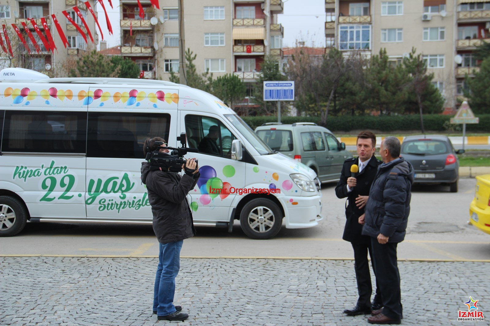 MC ve Sunucu Showman Temini avm etkinlikleri 31 İzmir Organizasyon Etkinliğinizin akışını şansa bırakmayın! Açılış, festival, konser, düğün ve kurumsal organizasyonlarınızda; kusursuz diksiyonu, yüksek sahne enerjisi ve etkileyici hitabetiyle kitleleri yöneten profesyonel MC ve Sunucu hizmeti. Organizasyon içeriğine ve çalışacak olan kişiye göre fiyatlar değişiklik gösterecektir. İster resmi bir protokol sunumu, ister eğlence dolu bir Showman performansı... İzmir Organizasyon bünyesindeki deneyimli moderatörlerle etkinliğinizin sesini duyurun. Avm Etkinliği