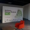 İzmir backdrop kurulumu, branda baskı, demir stand imalatı, sahne, ses sistemi, LED ekran, kürsü kiralama ve profesyonel çekim hizmetleri.