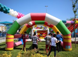 Bahar Yıldırım İlkokulu ve Havva Yıldırım Anaokulu Çocuk Şenliği Organizasyonu bahar yildirim ilkokulu ve havva yildirim anaokulu cocuk senligi organizasyonu 14 İzmir Organizasyon Bahar Yıldırım İlkokulu ve Havva Yıldırım Anaokulu Çocuk Şenliği Organizasyonu İzmir Organizasyon firmamız tarafından gerçekleştirildi. Tüm organizasyonlarda profesyonel hizmet alabileceğiniz İzmir Organizasyon kaliteli ekipmanları ve deneyimli ekibi ile birlikte yanı başınızda. 23 Nisan Ulusal Egemenlik ve Çocuk Bayramı kapsamında gerçekleştirilecek olan çocuk şenliği organizasyonu ile çocukların doyasıya eğlendiği bir organizasyona imza attık. Bahar Yıldırım İlkokulu ve Havva Yıldırım Anaokulu çocuk şenliği organizasyonu için geniş kapsamlı bir planlama listesi oluşturduk. Başbakan Binali Yıldırım'ın da katılım sağlayacağı Bahar Yıldırım İlkokulu ve Havva Yıldırım Anaokulu çocuk şenliği organizasyonu için tüm detayları belirledik. Yetkili ile yaptığımız görüşmeler doğrultusunda çocuklara yönelik aktiviteler, animasyon ekibi, şişme oyuncaklar ile organizasyonu keyifli kılmayı hedefledik. Oluşturduğumuz tüm bu planlamaları ise organizasyon günü geldiğinde kusursuz bir şekilde hazırlamak kaldı. Şut Becerisi ve Şişme Oyuncak Kiralama İzmir