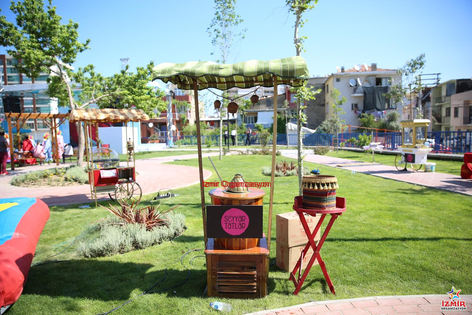 Maraş Dondurmacısı Standı Kiralama & Dondurma İkramı bahar yildirim ilkokulu ve havva yildirim anaokulu cocuk senligi organizasyonu 6 İzmir Organizasyon Yaz etkinliklerinin vazgeçilmezi! Geleneksel motiflerle süslü standında, otantik Maraş kıyafeti (cepken, fes) giyen ustamızdan; keçi sütlü, sakızlı ve bıçakla kesilecek kadar sert Hakiki Maraş Dondurması ikramı. Meşhur külah oyunları ve dondurma şovlarıyla misafirlerinizi hem serinleten hem de kahkahaya boğan, sınırsız dağıtımlı profesyonel Maraş Dondurmacısı Kiralama hizmeti. Maraş Dondurmacısı Kiralama İzmir