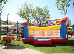 Bahar Yıldırım İlkokulu ve Havva Yıldırım Anaokulu Çocuk Şenliği Organizasyonu bahar yildirim ilkokulu ve havva yildirim anaokulu cocuk senligi organizasyonu 8 İzmir Organizasyon Bahar Yıldırım İlkokulu ve Havva Yıldırım Anaokulu Çocuk Şenliği Organizasyonu İzmir Organizasyon firmamız tarafından gerçekleştirildi. Tüm organizasyonlarda profesyonel hizmet alabileceğiniz İzmir Organizasyon kaliteli ekipmanları ve deneyimli ekibi ile birlikte yanı başınızda. 23 Nisan Ulusal Egemenlik ve Çocuk Bayramı kapsamında gerçekleştirilecek olan çocuk şenliği organizasyonu ile çocukların doyasıya eğlendiği bir organizasyona imza attık. Bahar Yıldırım İlkokulu ve Havva Yıldırım Anaokulu çocuk şenliği organizasyonu için geniş kapsamlı bir planlama listesi oluşturduk. Başbakan Binali Yıldırım'ın da katılım sağlayacağı Bahar Yıldırım İlkokulu ve Havva Yıldırım Anaokulu çocuk şenliği organizasyonu için tüm detayları belirledik. Yetkili ile yaptığımız görüşmeler doğrultusunda çocuklara yönelik aktiviteler, animasyon ekibi, şişme oyuncaklar ile organizasyonu keyifli kılmayı hedefledik. Oluşturduğumuz tüm bu planlamaları ise organizasyon günü geldiğinde kusursuz bir şekilde hazırlamak kaldı. Şenlik Organizasyonu Şişme Oyuncak Kiralama İzmir