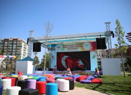 Bahar Yıldırım İlkokulu ve Havva Yıldırım Anaokulu Çocuk Şenliği Organizasyonu bahar yildirim ilkokulu ve havva yildirim anaokulu cocuk senligi organizasyonu 9 İzmir Organizasyon Bahar Yıldırım İlkokulu ve Havva Yıldırım Anaokulu Çocuk Şenliği Organizasyonu İzmir Organizasyon firmamız tarafından gerçekleştirildi. Tüm organizasyonlarda profesyonel hizmet alabileceğiniz İzmir Organizasyon kaliteli ekipmanları ve deneyimli ekibi ile birlikte yanı başınızda. 23 Nisan Ulusal Egemenlik ve Çocuk Bayramı kapsamında gerçekleştirilecek olan çocuk şenliği organizasyonu ile çocukların doyasıya eğlendiği bir organizasyona imza attık. Bahar Yıldırım İlkokulu ve Havva Yıldırım Anaokulu çocuk şenliği organizasyonu için geniş kapsamlı bir planlama listesi oluşturduk. Başbakan Binali Yıldırım'ın da katılım sağlayacağı Bahar Yıldırım İlkokulu ve Havva Yıldırım Anaokulu çocuk şenliği organizasyonu için tüm detayları belirledik. Yetkili ile yaptığımız görüşmeler doğrultusunda çocuklara yönelik aktiviteler, animasyon ekibi, şişme oyuncaklar ile organizasyonu keyifli kılmayı hedefledik. Oluşturduğumuz tüm bu planlamaları ise organizasyon günü geldiğinde kusursuz bir şekilde hazırlamak kaldı. İzmir Çocuk Şenliği Organizasyonu Fotoğraf Çekimi