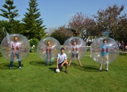 Balon Futbolu balon futbolu 1 İzmir Organizasyon Balon futbolu oyunu ile, bildiğiniz futbol oyunun aksine daha renkli ve keyifli bir oyunu İzmir Organizasyon şirketi olarak sadece organizasyon kapsamında sizlere sunuyoruz. 2004 yılından bugüne animasyon, kiralama hizmetleri ve organizasyon sektöründe hizmet veren firmamız %100 müşteri memnuniyeti ilkesini hedeflemekte ve nerede olursanız olun sizlere ulaşmaktadır. İzmir başta olmak üzere, Çeşme, Bodrum, Ege Bölgesi ve Türkiye'nin dört bir noktasına hizmet veriyoruz. Şenlik organizasyonu, piknik organizasyonu, aile günü etkinlikleri, doğum günü organizasyonu ve daha birçok organizasyonda şişme oyuncak kiralama hizmetimizden faydalanabilirsiniz. Bunun dışında, bireysel olarak balon futbolunu halı saha maçlarında kiralama sistemi ile yer veremiyoruz.Kurumsal olmak şartı ile İzmir Organizasyon şirketimizden şişme oyuncakların yanı sıra daha pek çok hizmeti de talep edebilirsiniz. Outdoor aktivitelerinizde, firma etkinliklerinde ve organizasyonlarınızda siz keyifli anları yaşarken, istekleriniz doğrultusunda fotoğraf ve video çekimleriyle İzmir Organizasyon firmamız bu anları ölümsüzleştirecektir. Şişme oyun parkurları ve diğer hizmetlerimiz ile ilgili ayrıntılı bilgi almak için sismeoyuncak.com ya da www.izmirorganizasyon.com sitemizi ziyaret edebilirsiniz. Balon Futbolu Kiralama