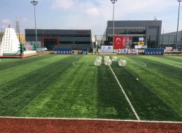 Balon Futbolu balon futbolu 2 İzmir Organizasyon Balon futbolu oyunu ile, bildiğiniz futbol oyunun aksine daha renkli ve keyifli bir oyunu İzmir Organizasyon şirketi olarak sadece organizasyon kapsamında sizlere sunuyoruz. 2004 yılından bugüne animasyon, kiralama hizmetleri ve organizasyon sektöründe hizmet veren firmamız %100 müşteri memnuniyeti ilkesini hedeflemekte ve nerede olursanız olun sizlere ulaşmaktadır. İzmir başta olmak üzere, Çeşme, Bodrum, Ege Bölgesi ve Türkiye'nin dört bir noktasına hizmet veriyoruz. Şenlik organizasyonu, piknik organizasyonu, aile günü etkinlikleri, doğum günü organizasyonu ve daha birçok organizasyonda şişme oyuncak kiralama hizmetimizden faydalanabilirsiniz. Bunun dışında, bireysel olarak balon futbolunu halı saha maçlarında kiralama sistemi ile yer veremiyoruz.Kurumsal olmak şartı ile İzmir Organizasyon şirketimizden şişme oyuncakların yanı sıra daha pek çok hizmeti de talep edebilirsiniz. Outdoor aktivitelerinizde, firma etkinliklerinde ve organizasyonlarınızda siz keyifli anları yaşarken, istekleriniz doğrultusunda fotoğraf ve video çekimleriyle İzmir Organizasyon firmamız bu anları ölümsüzleştirecektir. Şişme oyun parkurları ve diğer hizmetlerimiz ile ilgili ayrıntılı bilgi almak için sismeoyuncak.com ya da www.izmirorganizasyon.com sitemizi ziyaret edebilirsiniz. İzmir Şişme Oyun Parkuru Kiralama