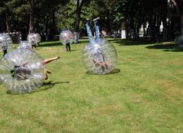 Balon Futbolu balon futbolu 2 İzmir Organizasyon Balon futbolu oyunu ile, bildiğiniz futbol oyunun aksine daha renkli ve keyifli bir oyunu İzmir Organizasyon şirketi olarak sadece organizasyon kapsamında sizlere sunuyoruz. 2004 yılından bugüne animasyon, kiralama hizmetleri ve organizasyon sektöründe hizmet veren firmamız %100 müşteri memnuniyeti ilkesini hedeflemekte ve nerede olursanız olun sizlere ulaşmaktadır. İzmir başta olmak üzere, Çeşme, Bodrum, Ege Bölgesi ve Türkiye'nin dört bir noktasına hizmet veriyoruz. Şenlik organizasyonu, piknik organizasyonu, aile günü etkinlikleri, doğum günü organizasyonu ve daha birçok organizasyonda şişme oyuncak kiralama hizmetimizden faydalanabilirsiniz. Bunun dışında, bireysel olarak balon futbolunu halı saha maçlarında kiralama sistemi ile yer veremiyoruz.Kurumsal olmak şartı ile İzmir Organizasyon şirketimizden şişme oyuncakların yanı sıra daha pek çok hizmeti de talep edebilirsiniz. Outdoor aktivitelerinizde, firma etkinliklerinde ve organizasyonlarınızda siz keyifli anları yaşarken, istekleriniz doğrultusunda fotoğraf ve video çekimleriyle İzmir Organizasyon firmamız bu anları ölümsüzleştirecektir. Şişme oyun parkurları ve diğer hizmetlerimiz ile ilgili ayrıntılı bilgi almak için sismeoyuncak.com ya da www.izmirorganizasyon.com sitemizi ziyaret edebilirsiniz. Şişme Oyuncak Kiralama