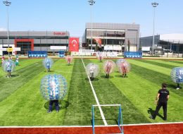 Balon Futbolu balon futbolu 5 İzmir Organizasyon Balon futbolu oyunu ile, bildiğiniz futbol oyunun aksine daha renkli ve keyifli bir oyunu İzmir Organizasyon şirketi olarak sadece organizasyon kapsamında sizlere sunuyoruz. 2004 yılından bugüne animasyon, kiralama hizmetleri ve organizasyon sektöründe hizmet veren firmamız %100 müşteri memnuniyeti ilkesini hedeflemekte ve nerede olursanız olun sizlere ulaşmaktadır. İzmir başta olmak üzere, Çeşme, Bodrum, Ege Bölgesi ve Türkiye'nin dört bir noktasına hizmet veriyoruz. Şenlik organizasyonu, piknik organizasyonu, aile günü etkinlikleri, doğum günü organizasyonu ve daha birçok organizasyonda şişme oyuncak kiralama hizmetimizden faydalanabilirsiniz. Bunun dışında, bireysel olarak balon futbolunu halı saha maçlarında kiralama sistemi ile yer veremiyoruz.Kurumsal olmak şartı ile İzmir Organizasyon şirketimizden şişme oyuncakların yanı sıra daha pek çok hizmeti de talep edebilirsiniz. Outdoor aktivitelerinizde, firma etkinliklerinde ve organizasyonlarınızda siz keyifli anları yaşarken, istekleriniz doğrultusunda fotoğraf ve video çekimleriyle İzmir Organizasyon firmamız bu anları ölümsüzleştirecektir. Şişme oyun parkurları ve diğer hizmetlerimiz ile ilgili ayrıntılı bilgi almak için sismeoyuncak.com ya da www.izmirorganizasyon.com sitemizi ziyaret edebilirsiniz. İzmir Şişme Futbol Oyunu Kiralama