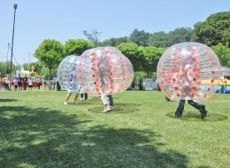 Balon Futbolu balon futbolu 7 İzmir Organizasyon Balon futbolu oyunu ile, bildiğiniz futbol oyunun aksine daha renkli ve keyifli bir oyunu İzmir Organizasyon şirketi olarak sadece organizasyon kapsamında sizlere sunuyoruz. 2004 yılından bugüne animasyon, kiralama hizmetleri ve organizasyon sektöründe hizmet veren firmamız %100 müşteri memnuniyeti ilkesini hedeflemekte ve nerede olursanız olun sizlere ulaşmaktadır. İzmir başta olmak üzere, Çeşme, Bodrum, Ege Bölgesi ve Türkiye'nin dört bir noktasına hizmet veriyoruz. Şenlik organizasyonu, piknik organizasyonu, aile günü etkinlikleri, doğum günü organizasyonu ve daha birçok organizasyonda şişme oyuncak kiralama hizmetimizden faydalanabilirsiniz. Bunun dışında, bireysel olarak balon futbolunu halı saha maçlarında kiralama sistemi ile yer veremiyoruz.Kurumsal olmak şartı ile İzmir Organizasyon şirketimizden şişme oyuncakların yanı sıra daha pek çok hizmeti de talep edebilirsiniz. Outdoor aktivitelerinizde, firma etkinliklerinde ve organizasyonlarınızda siz keyifli anları yaşarken, istekleriniz doğrultusunda fotoğraf ve video çekimleriyle İzmir Organizasyon firmamız bu anları ölümsüzleştirecektir. Şişme oyun parkurları ve diğer hizmetlerimiz ile ilgili ayrıntılı bilgi almak için sismeoyuncak.com ya da www.izmirorganizasyon.com sitemizi ziyaret edebilirsiniz. İzmir Balon Futbolu Kiralama