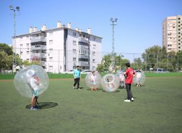 Balon Futbolu Kiralama Fiyatları balon futbolu kiralama fiyatlari 10 İzmir Organizasyon Balon futbolu, son zamanların en iddialı ve bir o kadar da keyifli şişme oyuncaklarından biri oldu. Organizasyonlarınız kapsamında yer verebileceğiniz ve eğlenceyi doyasıya yaşayacağınız balon futbolunu, piknik organizasyonu ve aile günü etkinlikleri, doğum günü organizasyonu, şenlik organizasyonu ve outdoor aktivitelerde tercih edebilirsiniz. Organizasyonlarınızda ihtiyaç duyabileceğiniz diğer tüm ekipman ve personel desteğini de İzmir Organizasyon firması olarak sizler için temin ediyoruz. Günden güne trendler arasına giren balon futbolu kiralama hizmetiyle de davetlilerinize eğlenceli anlar yaşatabilir ve renkli sahnelere şahitlik edebilirsiniz. Balon futbolu kiralama fiyatları ve tüm sorularınız için yazımızın devamını okuyabilirsiniz. Organizasyonlarda Balon Futbolu Kiralama