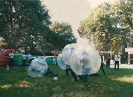 Balon Futbolu Kiralama Fiyatları balon futbolu kiralama fiyatlari 12 İzmir Organizasyon Balon futbolu, son zamanların en iddialı ve bir o kadar da keyifli şişme oyuncaklarından biri oldu. Organizasyonlarınız kapsamında yer verebileceğiniz ve eğlenceyi doyasıya yaşayacağınız balon futbolunu, piknik organizasyonu ve aile günü etkinlikleri, doğum günü organizasyonu, şenlik organizasyonu ve outdoor aktivitelerde tercih edebilirsiniz. Organizasyonlarınızda ihtiyaç duyabileceğiniz diğer tüm ekipman ve personel desteğini de İzmir Organizasyon firması olarak sizler için temin ediyoruz. Günden güne trendler arasına giren balon futbolu kiralama hizmetiyle de davetlilerinize eğlenceli anlar yaşatabilir ve renkli sahnelere şahitlik edebilirsiniz. Balon futbolu kiralama fiyatları ve tüm sorularınız için yazımızın devamını okuyabilirsiniz. Şişme Oyuncak Kiralama