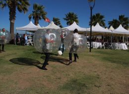 Balon Futbolu Kiralama Fiyatları balon futbolu kiralama fiyatlari 13 İzmir Organizasyon Balon futbolu, son zamanların en iddialı ve bir o kadar da keyifli şişme oyuncaklarından biri oldu. Organizasyonlarınız kapsamında yer verebileceğiniz ve eğlenceyi doyasıya yaşayacağınız balon futbolunu, piknik organizasyonu ve aile günü etkinlikleri, doğum günü organizasyonu, şenlik organizasyonu ve outdoor aktivitelerde tercih edebilirsiniz. Organizasyonlarınızda ihtiyaç duyabileceğiniz diğer tüm ekipman ve personel desteğini de İzmir Organizasyon firması olarak sizler için temin ediyoruz. Günden güne trendler arasına giren balon futbolu kiralama hizmetiyle de davetlilerinize eğlenceli anlar yaşatabilir ve renkli sahnelere şahitlik edebilirsiniz. Balon futbolu kiralama fiyatları ve tüm sorularınız için yazımızın devamını okuyabilirsiniz. Balon Futbolu