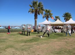 Balon Futbolu Kiralama Fiyatları balon futbolu kiralama fiyatlari 3 İzmir Organizasyon Balon futbolu, son zamanların en iddialı ve bir o kadar da keyifli şişme oyuncaklarından biri oldu. Organizasyonlarınız kapsamında yer verebileceğiniz ve eğlenceyi doyasıya yaşayacağınız balon futbolunu, piknik organizasyonu ve aile günü etkinlikleri, doğum günü organizasyonu, şenlik organizasyonu ve outdoor aktivitelerde tercih edebilirsiniz. Organizasyonlarınızda ihtiyaç duyabileceğiniz diğer tüm ekipman ve personel desteğini de İzmir Organizasyon firması olarak sizler için temin ediyoruz. Günden güne trendler arasına giren balon futbolu kiralama hizmetiyle de davetlilerinize eğlenceli anlar yaşatabilir ve renkli sahnelere şahitlik edebilirsiniz. Balon futbolu kiralama fiyatları ve tüm sorularınız için yazımızın devamını okuyabilirsiniz. İzmir Balon Futbolu