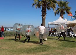 Balon Futbolu Kiralama Fiyatları balon futbolu kiralama fiyatlari 4 İzmir Organizasyon Balon futbolu, son zamanların en iddialı ve bir o kadar da keyifli şişme oyuncaklarından biri oldu. Organizasyonlarınız kapsamında yer verebileceğiniz ve eğlenceyi doyasıya yaşayacağınız balon futbolunu, piknik organizasyonu ve aile günü etkinlikleri, doğum günü organizasyonu, şenlik organizasyonu ve outdoor aktivitelerde tercih edebilirsiniz. Organizasyonlarınızda ihtiyaç duyabileceğiniz diğer tüm ekipman ve personel desteğini de İzmir Organizasyon firması olarak sizler için temin ediyoruz. Günden güne trendler arasına giren balon futbolu kiralama hizmetiyle de davetlilerinize eğlenceli anlar yaşatabilir ve renkli sahnelere şahitlik edebilirsiniz. Balon futbolu kiralama fiyatları ve tüm sorularınız için yazımızın devamını okuyabilirsiniz. Balon Futbolu Kiralama