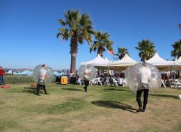 Balon Futbolu Kiralama Fiyatları balon futbolu kiralama fiyatlari 7 İzmir Organizasyon Balon futbolu, son zamanların en iddialı ve bir o kadar da keyifli şişme oyuncaklarından biri oldu. Organizasyonlarınız kapsamında yer verebileceğiniz ve eğlenceyi doyasıya yaşayacağınız balon futbolunu, piknik organizasyonu ve aile günü etkinlikleri, doğum günü organizasyonu, şenlik organizasyonu ve outdoor aktivitelerde tercih edebilirsiniz. Organizasyonlarınızda ihtiyaç duyabileceğiniz diğer tüm ekipman ve personel desteğini de İzmir Organizasyon firması olarak sizler için temin ediyoruz. Günden güne trendler arasına giren balon futbolu kiralama hizmetiyle de davetlilerinize eğlenceli anlar yaşatabilir ve renkli sahnelere şahitlik edebilirsiniz. Balon futbolu kiralama fiyatları ve tüm sorularınız için yazımızın devamını okuyabilirsiniz. Kiralık Şeffaf Balon Futbolu