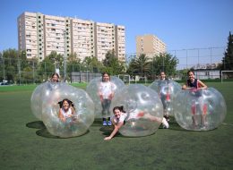 Balon Futbolu Kiralama Fiyatları balon futbolu kiralama fiyatlari 8 İzmir Organizasyon Balon futbolu, son zamanların en iddialı ve bir o kadar da keyifli şişme oyuncaklarından biri oldu. Organizasyonlarınız kapsamında yer verebileceğiniz ve eğlenceyi doyasıya yaşayacağınız balon futbolunu, piknik organizasyonu ve aile günü etkinlikleri, doğum günü organizasyonu, şenlik organizasyonu ve outdoor aktivitelerde tercih edebilirsiniz. Organizasyonlarınızda ihtiyaç duyabileceğiniz diğer tüm ekipman ve personel desteğini de İzmir Organizasyon firması olarak sizler için temin ediyoruz. Günden güne trendler arasına giren balon futbolu kiralama hizmetiyle de davetlilerinize eğlenceli anlar yaşatabilir ve renkli sahnelere şahitlik edebilirsiniz. Balon futbolu kiralama fiyatları ve tüm sorularınız için yazımızın devamını okuyabilirsiniz. Şenlik Organizasyonu Balon Futbolu Kiralama