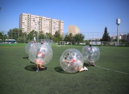 Balon Futbolu Kiralama Fiyatları balon futbolu kiralama fiyatlari 9 İzmir Organizasyon Balon futbolu, son zamanların en iddialı ve bir o kadar da keyifli şişme oyuncaklarından biri oldu. Organizasyonlarınız kapsamında yer verebileceğiniz ve eğlenceyi doyasıya yaşayacağınız balon futbolunu, piknik organizasyonu ve aile günü etkinlikleri, doğum günü organizasyonu, şenlik organizasyonu ve outdoor aktivitelerde tercih edebilirsiniz. Organizasyonlarınızda ihtiyaç duyabileceğiniz diğer tüm ekipman ve personel desteğini de İzmir Organizasyon firması olarak sizler için temin ediyoruz. Günden güne trendler arasına giren balon futbolu kiralama hizmetiyle de davetlilerinize eğlenceli anlar yaşatabilir ve renkli sahnelere şahitlik edebilirsiniz. Balon futbolu kiralama fiyatları ve tüm sorularınız için yazımızın devamını okuyabilirsiniz. Balon Futbolu Kiralama