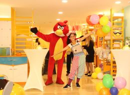 Balon Satış Standı balon standi 9 İzmir Organizasyon Balon standı, renk renk ve çeşit çeşit balonların bulunduğu bir etkinlik standıdır. Balonlar kompresör yardımı ile şişirilerek dağıtıldığı gibi, helyum gazı ile doldurularak uçan balon halinde de sunulabilir. Uçan balon ve folyo balonlar başta olmak üzere; kalpli, renkli, baskılı ve çubuklu balon çeşitlerimiz standlarımızda sunulmaktadır. Doğum günü organizasyonu, piknik organizasyonu ve AVM etkinliklerinde, okul ve mezuniyet şenliklerinde bu hizmetimizden yararlanabileceğiniz gibi açılış organizasyonlarında da ilgi çekici bir hizmet olarak faydalanabilirsiniz. Etkinliklerinizde balon standı dışında diğer nostaljik aktivitelere de yer verebilirsiniz. Pamuk şekerci, patlamış mısırcı, Osmanlı macunu, limonatacı ve şerbetçi ve İzmir lokma gibi ikram aktivitelerimiz ile sizler de çocuklarınız gibi geçmişten geleceğe mutlu bir seyahate çıkacaksınız. Balon standları ve balon süslemeleri ile ilgili ayrıntılı bilgi almak için İzmir Organizasyon müşteri temsilcimize ulaşabilirsiniz. Palyaço Çizgi Film Maskotları ve Balon Standı Kiralama İzmir