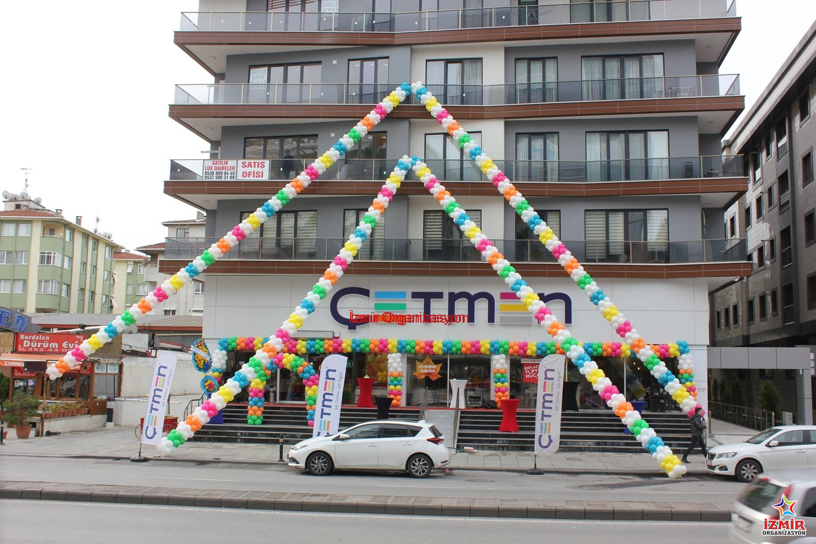 Zincir Balon Süsleme balon susleme 9 İzmir Organizasyon İş yerinizin açılışında veya kampanya dönemlerinde tüm gözleri üzerinize çekin! Kurumsal renklerinizle uyumlu, güneşe ve rüzgara dayanıklı profesyonel zincir balon süsleme hizmeti. Kapı takı (ark), sütun balon, bina cephesi veya cadde boyu süslemelerle; markanızın görünürlüğünü İzmir Organizasyon kalitesiyle maksimuma çıkarın. Zincir Balon Süsleme