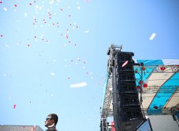 Balon Yağmuru balon yagmuru 1 İzmir Organizasyon Balon yağmuru ile organizasyonlarda rengarenk bir şölen yaratmak istiyorsanız İzmir Organizasyon şirketi olarak yanı başınızdayız. Balon yağmuru nedir ve nasıl yapılır? İstediğiniz renklerde, rengarenk ya da firma olarak kurumsal renkleriniz varsa onlar dikkate alınarak balonlar şişirilip, filenin içerisine doldurulur, uygun yükseklikteki tavana asılır ve misina ipiyle dikilir. File balon ya da dökme balon olarak da bilinen balon yağmurları, İzmir Organizasyon firmamızın profesyonel ekibi tarafından gerçekleştirilmektedir. Organizasyonun en önemli anında misina ipi çekilerek bütün balonların yağmur gibi yağması sağlanır. Böylece eğlencenizin coşkusu katlandıkça katlanır. Balon yağmurunun görseli içindeki balon sayısıyla orantılıdır. Balon filesinin içinde en az 100 olmak kaydıyla 5000 e kadar balon olabilir. Balonun şişirilmesinden fileye doldurulması ve dökülmesine kadar her aşama çok önemlidir. İzmir Organizasyon olarak sizin istediğiniz tüm eğlenceleriniz de balon yağmuru yağdırabiliriz. Profesyonel ekip ve ekipmanlarımızla Türkiye'nin her yerine hizmet vermekteyiz. Yeter ki siz isteyin. Yeterli teknik ekipmanımız ve profesyonel teknik kadromuz vardır. Balon Yağmuru İzmir