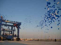 Balon Yağmuru balon yagmuru 2 İzmir Organizasyon Balon yağmuru ile organizasyonlarda rengarenk bir şölen yaratmak istiyorsanız İzmir Organizasyon şirketi olarak yanı başınızdayız. Balon yağmuru nedir ve nasıl yapılır? İstediğiniz renklerde, rengarenk ya da firma olarak kurumsal renkleriniz varsa onlar dikkate alınarak balonlar şişirilip, filenin içerisine doldurulur, uygun yükseklikteki tavana asılır ve misina ipiyle dikilir. File balon ya da dökme balon olarak da bilinen balon yağmurları, İzmir Organizasyon firmamızın profesyonel ekibi tarafından gerçekleştirilmektedir. Organizasyonun en önemli anında misina ipi çekilerek bütün balonların yağmur gibi yağması sağlanır. Böylece eğlencenizin coşkusu katlandıkça katlanır. Balon yağmurunun görseli içindeki balon sayısıyla orantılıdır. Balon filesinin içinde en az 100 olmak kaydıyla 5000 e kadar balon olabilir. Balonun şişirilmesinden fileye doldurulması ve dökülmesine kadar her aşama çok önemlidir. İzmir Organizasyon olarak sizin istediğiniz tüm eğlenceleriniz de balon yağmuru yağdırabiliriz. Profesyonel ekip ve ekipmanlarımızla Türkiye'nin her yerine hizmet vermekteyiz. Yeter ki siz isteyin. Yeterli teknik ekipmanımız ve profesyonel teknik kadromuz vardır. Dökme Balon File Uçan Balon İzmir