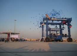 Balon Yağmuru balon yagmuru 3 İzmir Organizasyon Balon yağmuru ile organizasyonlarda rengarenk bir şölen yaratmak istiyorsanız İzmir Organizasyon şirketi olarak yanı başınızdayız. Balon yağmuru nedir ve nasıl yapılır? İstediğiniz renklerde, rengarenk ya da firma olarak kurumsal renkleriniz varsa onlar dikkate alınarak balonlar şişirilip, filenin içerisine doldurulur, uygun yükseklikteki tavana asılır ve misina ipiyle dikilir. File balon ya da dökme balon olarak da bilinen balon yağmurları, İzmir Organizasyon firmamızın profesyonel ekibi tarafından gerçekleştirilmektedir. Organizasyonun en önemli anında misina ipi çekilerek bütün balonların yağmur gibi yağması sağlanır. Böylece eğlencenizin coşkusu katlandıkça katlanır. Balon yağmurunun görseli içindeki balon sayısıyla orantılıdır. Balon filesinin içinde en az 100 olmak kaydıyla 5000 e kadar balon olabilir. Balonun şişirilmesinden fileye doldurulması ve dökülmesine kadar her aşama çok önemlidir. İzmir Organizasyon olarak sizin istediğiniz tüm eğlenceleriniz de balon yağmuru yağdırabiliriz. Profesyonel ekip ve ekipmanlarımızla Türkiye'nin her yerine hizmet vermekteyiz. Yeter ki siz isteyin. Yeterli teknik ekipmanımız ve profesyonel teknik kadromuz vardır. İzmir Balon Yağmuru