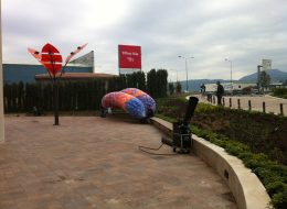 Balon Yağmuru balon yagmuru 4 İzmir Organizasyon Balon yağmuru ile organizasyonlarda rengarenk bir şölen yaratmak istiyorsanız İzmir Organizasyon şirketi olarak yanı başınızdayız. Balon yağmuru nedir ve nasıl yapılır? İstediğiniz renklerde, rengarenk ya da firma olarak kurumsal renkleriniz varsa onlar dikkate alınarak balonlar şişirilip, filenin içerisine doldurulur, uygun yükseklikteki tavana asılır ve misina ipiyle dikilir. File balon ya da dökme balon olarak da bilinen balon yağmurları, İzmir Organizasyon firmamızın profesyonel ekibi tarafından gerçekleştirilmektedir. Organizasyonun en önemli anında misina ipi çekilerek bütün balonların yağmur gibi yağması sağlanır. Böylece eğlencenizin coşkusu katlandıkça katlanır. Balon yağmurunun görseli içindeki balon sayısıyla orantılıdır. Balon filesinin içinde en az 100 olmak kaydıyla 5000 e kadar balon olabilir. Balonun şişirilmesinden fileye doldurulması ve dökülmesine kadar her aşama çok önemlidir. İzmir Organizasyon olarak sizin istediğiniz tüm eğlenceleriniz de balon yağmuru yağdırabiliriz. Profesyonel ekip ve ekipmanlarımızla Türkiye'nin her yerine hizmet vermekteyiz. Yeter ki siz isteyin. Yeterli teknik ekipmanımız ve profesyonel teknik kadromuz vardır. Gazlı Konfeti Atımı ve Dökme Balon İzmir