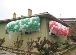 Balon Yağmuru balon yagmuru 5 İzmir Organizasyon Balon yağmuru ile organizasyonlarda rengarenk bir şölen yaratmak istiyorsanız İzmir Organizasyon şirketi olarak yanı başınızdayız. Balon yağmuru nedir ve nasıl yapılır? İstediğiniz renklerde, rengarenk ya da firma olarak kurumsal renkleriniz varsa onlar dikkate alınarak balonlar şişirilip, filenin içerisine doldurulur, uygun yükseklikteki tavana asılır ve misina ipiyle dikilir. File balon ya da dökme balon olarak da bilinen balon yağmurları, İzmir Organizasyon firmamızın profesyonel ekibi tarafından gerçekleştirilmektedir. Organizasyonun en önemli anında misina ipi çekilerek bütün balonların yağmur gibi yağması sağlanır. Böylece eğlencenizin coşkusu katlandıkça katlanır. Balon yağmurunun görseli içindeki balon sayısıyla orantılıdır. Balon filesinin içinde en az 100 olmak kaydıyla 5000 e kadar balon olabilir. Balonun şişirilmesinden fileye doldurulması ve dökülmesine kadar her aşama çok önemlidir. İzmir Organizasyon olarak sizin istediğiniz tüm eğlenceleriniz de balon yağmuru yağdırabiliriz. Profesyonel ekip ve ekipmanlarımızla Türkiye'nin her yerine hizmet vermekteyiz. Yeter ki siz isteyin. Yeterli teknik ekipmanımız ve profesyonel teknik kadromuz vardır. File Uçan Balon Dökme Balon İzmir