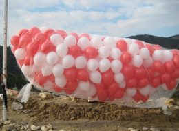 Balon Yağmuru balon yagmuru 6 İzmir Organizasyon Balon yağmuru ile organizasyonlarda rengarenk bir şölen yaratmak istiyorsanız İzmir Organizasyon şirketi olarak yanı başınızdayız. Balon yağmuru nedir ve nasıl yapılır? İstediğiniz renklerde, rengarenk ya da firma olarak kurumsal renkleriniz varsa onlar dikkate alınarak balonlar şişirilip, filenin içerisine doldurulur, uygun yükseklikteki tavana asılır ve misina ipiyle dikilir. File balon ya da dökme balon olarak da bilinen balon yağmurları, İzmir Organizasyon firmamızın profesyonel ekibi tarafından gerçekleştirilmektedir. Organizasyonun en önemli anında misina ipi çekilerek bütün balonların yağmur gibi yağması sağlanır. Böylece eğlencenizin coşkusu katlandıkça katlanır. Balon yağmurunun görseli içindeki balon sayısıyla orantılıdır. Balon filesinin içinde en az 100 olmak kaydıyla 5000 e kadar balon olabilir. Balonun şişirilmesinden fileye doldurulması ve dökülmesine kadar her aşama çok önemlidir. İzmir Organizasyon olarak sizin istediğiniz tüm eğlenceleriniz de balon yağmuru yağdırabiliriz. Profesyonel ekip ve ekipmanlarımızla Türkiye'nin her yerine hizmet vermekteyiz. Yeter ki siz isteyin. Yeterli teknik ekipmanımız ve profesyonel teknik kadromuz vardır. File Balon İzmir