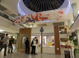 Balon Yağmuru balon yagmuru 8 İzmir Organizasyon Balon yağmuru ile organizasyonlarda rengarenk bir şölen yaratmak istiyorsanız İzmir Organizasyon şirketi olarak yanı başınızdayız. Balon yağmuru nedir ve nasıl yapılır? İstediğiniz renklerde, rengarenk ya da firma olarak kurumsal renkleriniz varsa onlar dikkate alınarak balonlar şişirilip, filenin içerisine doldurulur, uygun yükseklikteki tavana asılır ve misina ipiyle dikilir. File balon ya da dökme balon olarak da bilinen balon yağmurları, İzmir Organizasyon firmamızın profesyonel ekibi tarafından gerçekleştirilmektedir. Organizasyonun en önemli anında misina ipi çekilerek bütün balonların yağmur gibi yağması sağlanır. Böylece eğlencenizin coşkusu katlandıkça katlanır. Balon yağmurunun görseli içindeki balon sayısıyla orantılıdır. Balon filesinin içinde en az 100 olmak kaydıyla 5000 e kadar balon olabilir. Balonun şişirilmesinden fileye doldurulması ve dökülmesine kadar her aşama çok önemlidir. İzmir Organizasyon olarak sizin istediğiniz tüm eğlenceleriniz de balon yağmuru yağdırabiliriz. Profesyonel ekip ve ekipmanlarımızla Türkiye'nin her yerine hizmet vermekteyiz. Yeter ki siz isteyin. Yeterli teknik ekipmanımız ve profesyonel teknik kadromuz vardır. Balon Yağmuru balon yagmuru 8 İzmir Organizasyon